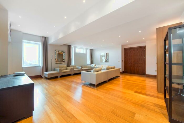 4 Bedroom Duplex To Rent In Baker Street London, NW1