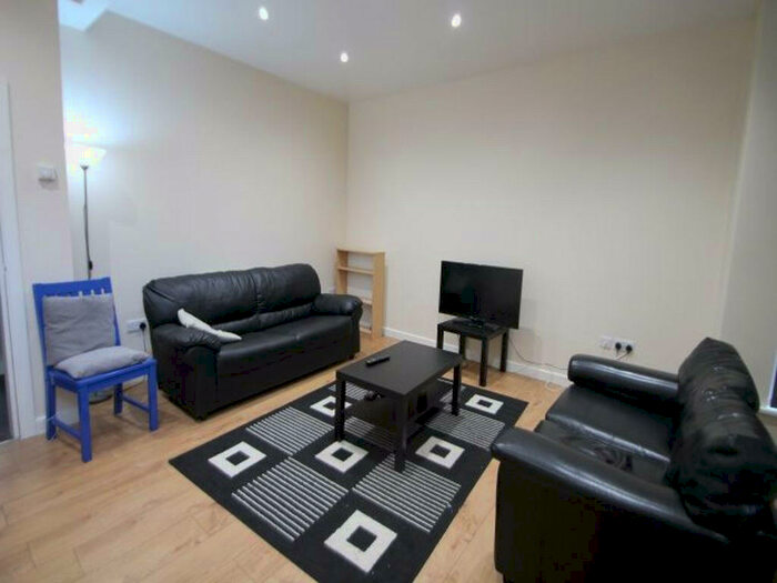 4 Bedroom House To Rent In Headingley Mount, Leeds, LS6