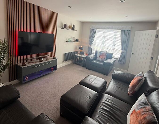 3 Bedroom Semi-Detached House For Sale In Horseshoe Close, Hemel Hempstead, HP1