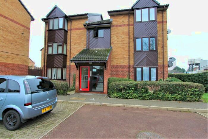 Flat To Rent In Parr Close, London., N9