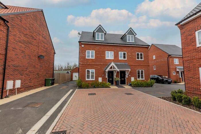 3 Bedroom Semi-Detached House To Rent In Fiske Close, Saffron Walden, CB10