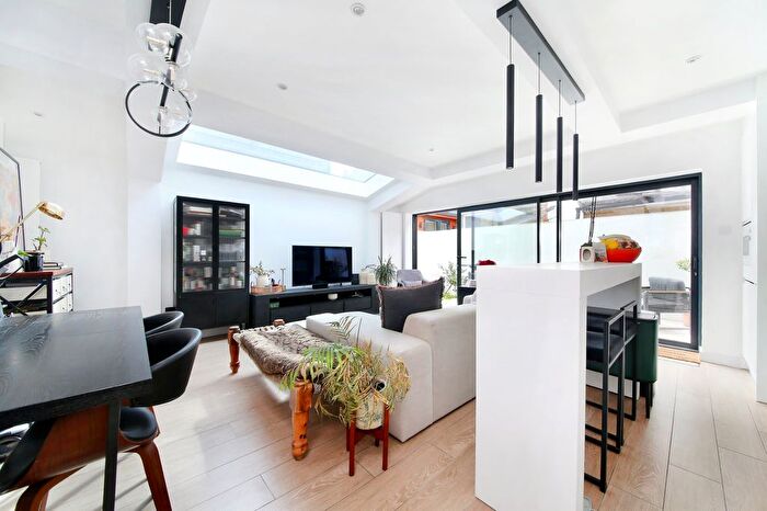 2 Bedroom Maisonette To Rent In Ingelow Road, Diamond Conservation Area, SW8