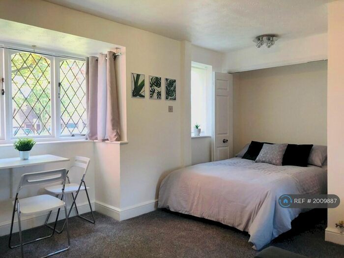 Studio To Rent In Ashmere Close, Calcot, Reading, RG31