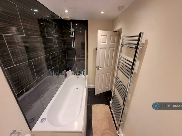 2 Bedroom Flat To Rent In Meanwood Road, Leeds, LS6