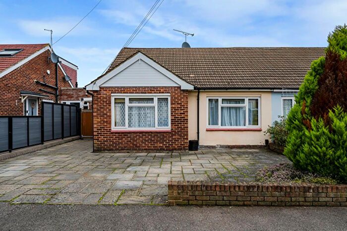 4 Bedroom Semi Detached Bungalow For Sale In Chestnut Grove, Wilmington, DA2