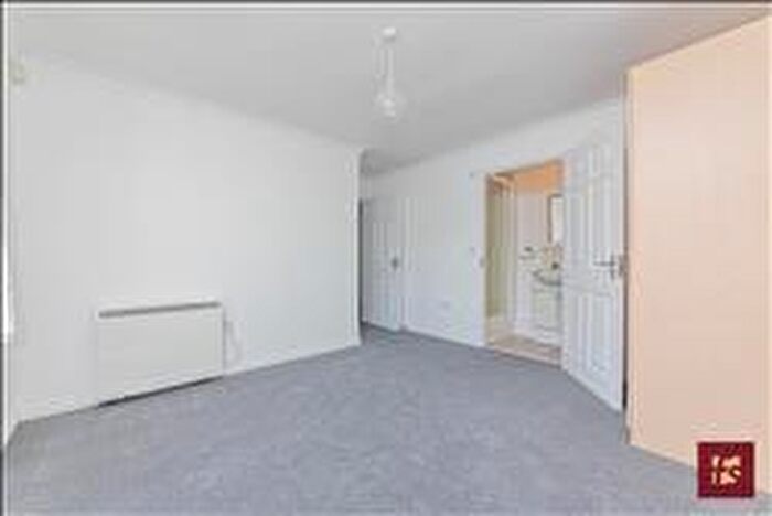 2 Bedroom Apartment To Rent In Pinewood Avenue, Crowthorne, Berkshire, RG45