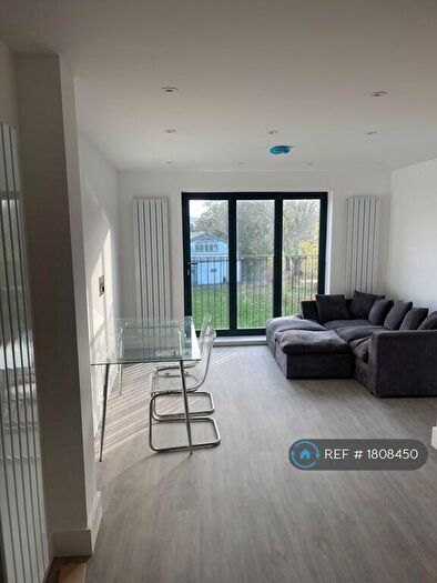 3 Bedroom Flat To Rent In Viaduct Place, London, E2