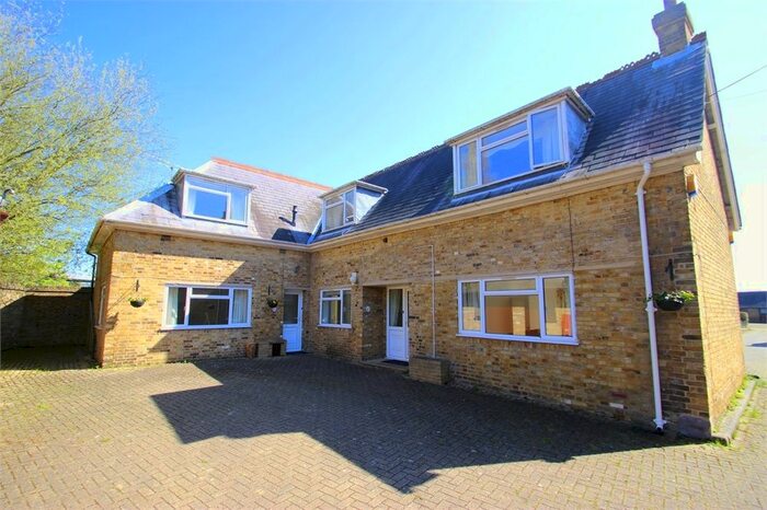 2 Bedroom Flat To Rent In Wood Lane, Iver, Buckinghamshire SL0