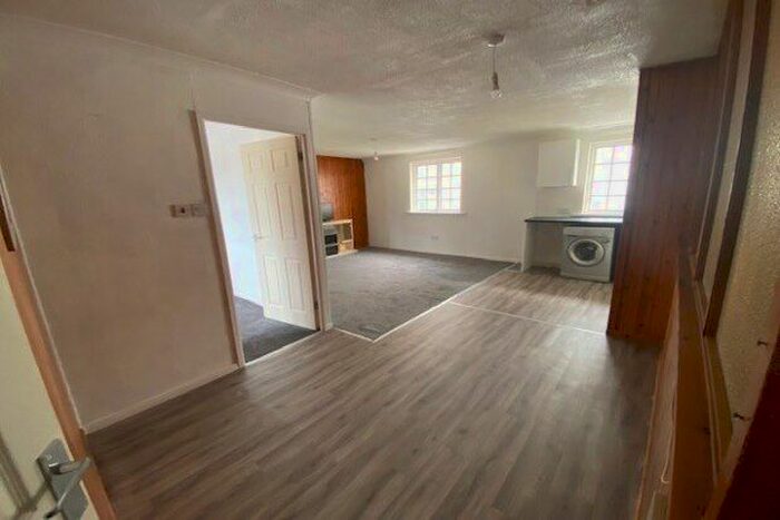 3 Bedroom Flat To Rent In Causewayhead, Penzance, TR18