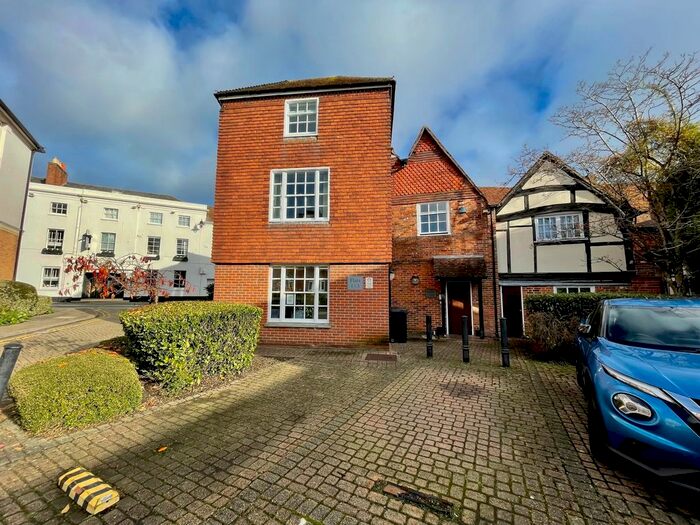 2 Bedroom Flat To Rent In The Broadway, Newbury, RG14