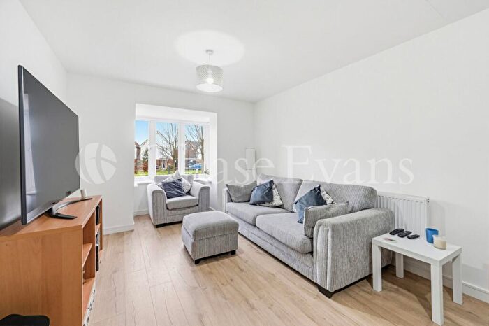 3 Bedroom Semi Detached House For Sale In Matthews Close, Snodland, Kent, ME6