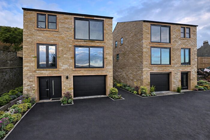 4 Bedroom Detached House For Sale In Old Lane, Scapegoat Hill, HD7