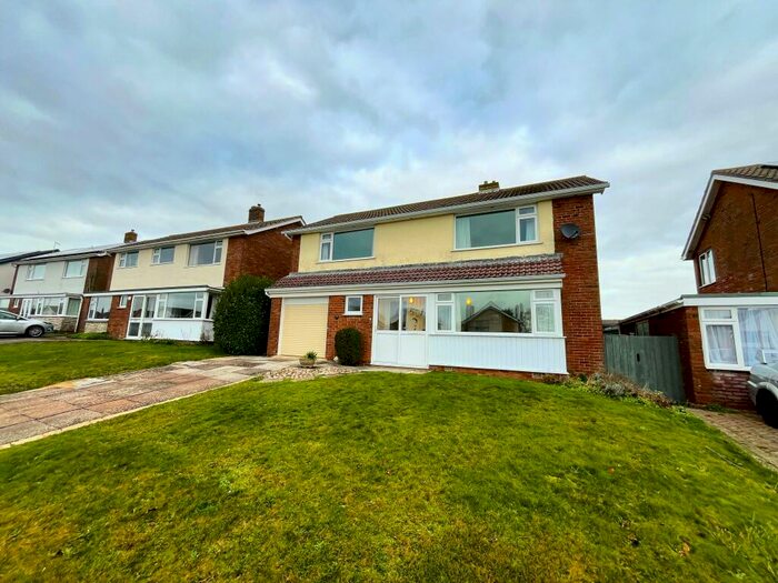 4 Bedroom House To Rent In Field Barn Drive - Weymouth, DT4