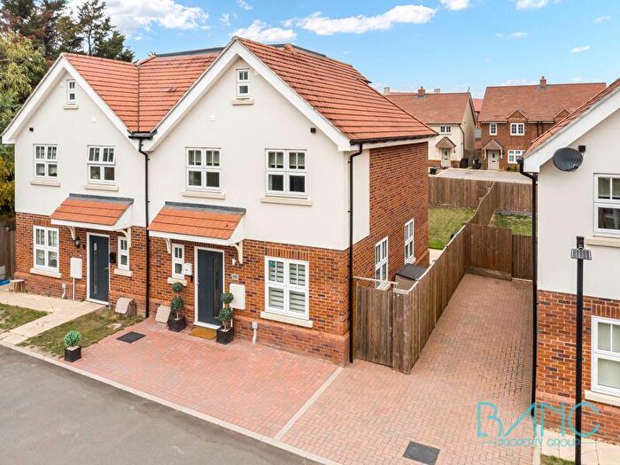3 Bedroom Semi-Detached House For Sale In Goffs Lane, Goffs Oak, EN7