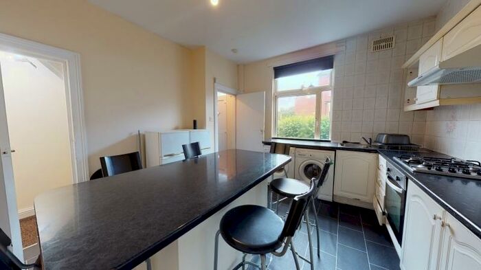 6 Bedroom End Of Terrace House To Rent In Beechwood Mount, Burley, Leeds, LS4