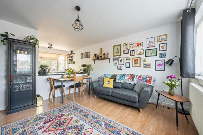1 Bedroom Apartment For Sale In High Road, South Woodford, E18