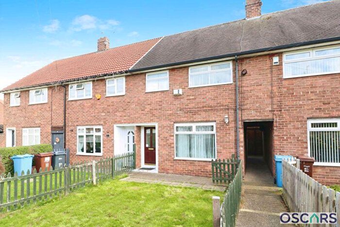 3 Bedroom Terraced House For Sale In Aspall Walk, Longhill, HU8