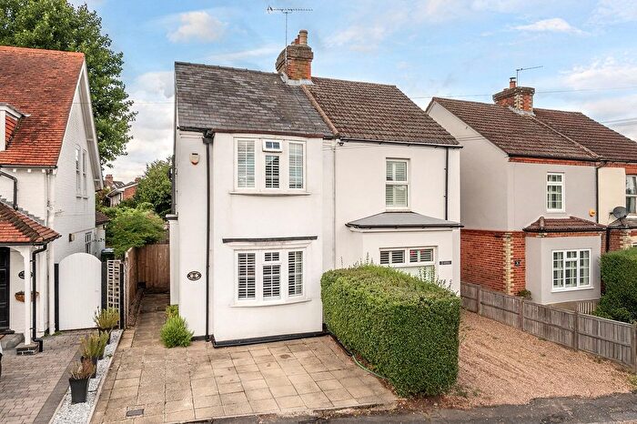 3 Bedroom Semi-Detached House For Sale In Wood Lane, Knaphill, Woking, GU21