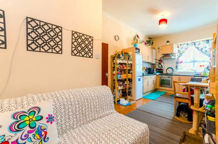 2 Bedroom Flat To Rent In Colney Hatch Lane, Colney Hatch, London, N10