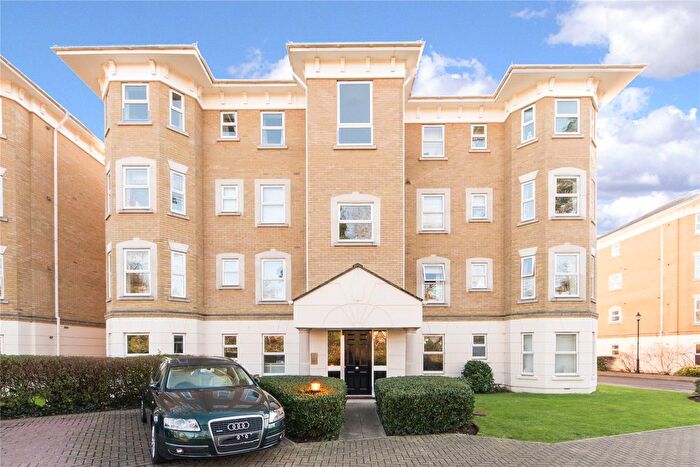 3 Bedroom Flat For Sale In Penners Gardens, Surbiton, KT6