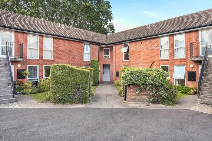 2 Bedroom Flat To Rent In Cheltenham, Gloucestershire, GL53