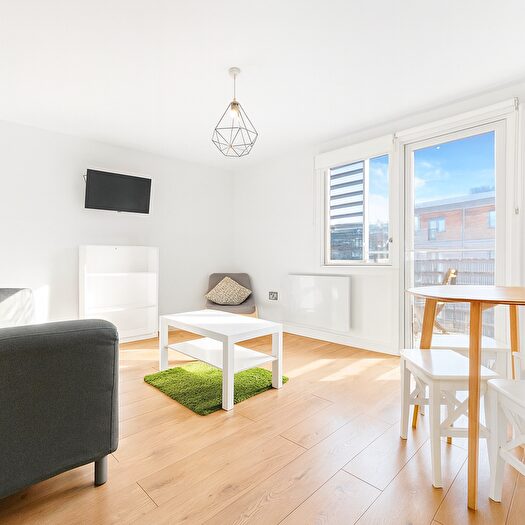 2 Bedroom Flat To Rent In Battersea Park Road, London, SW11