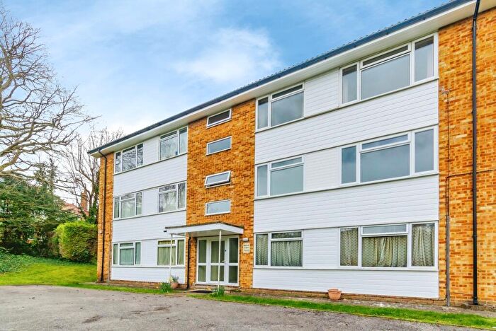 2 Bedroom Flat For Sale In Tupwood Lane, Caterham, Surrey, CR3
