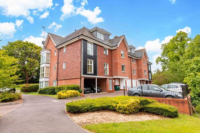 2 Bedroom Flat For Sale In Stone Court, Crawley, RH10