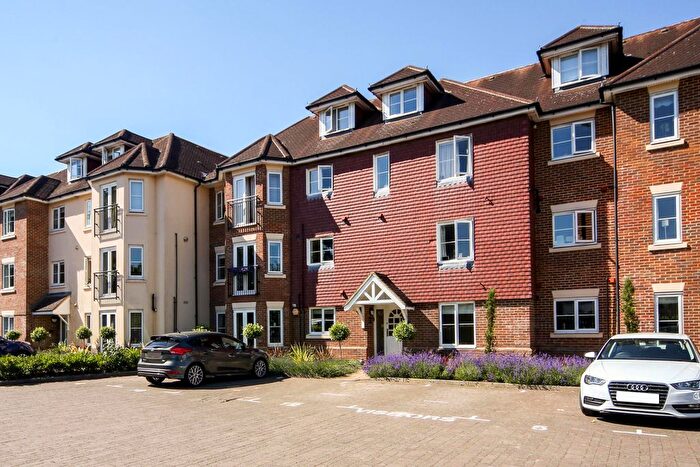 2 Bedroom Flat To Rent In Oatlands Chase, Weybridge, KT13