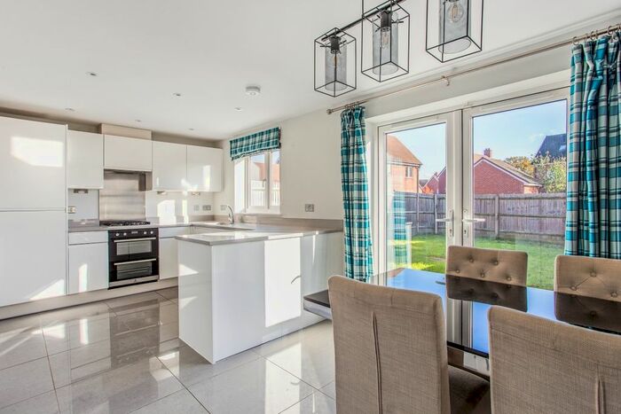 3 Bedroom Detached House To Rent In Westvale Road, Horley, RH6