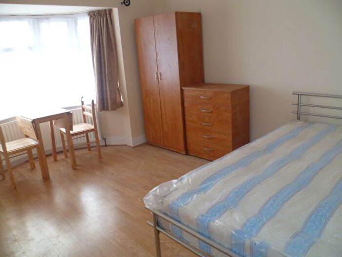 1 Bedroom Flat To Rent In Chaucer Avenue, Hounslow, TW4