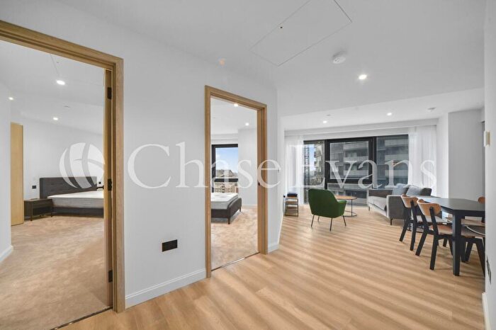 2 Bedroom Flat To Rent In Aspen At Consort Place, Marsh Wall, Canary Wharf, London, E22
