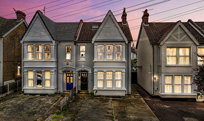 2 Bedroom Apartment For Sale In Meteor Road, Westcliff-on-sea, SS0