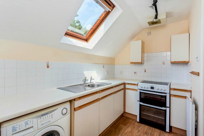 1 Bedroom Maisonette To Rent In Abbots Rise, Redhill, RH1