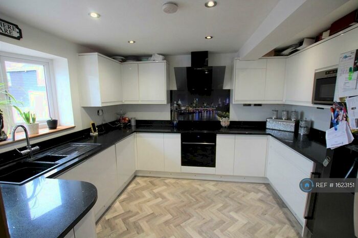 4 Bedroom Semi-Detached House To Rent In Cobtree Close, Chatham, ME5