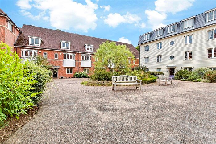 3 Bedroom Flat For Sale In Wingfield Court, Banstead, Surrey, SM7