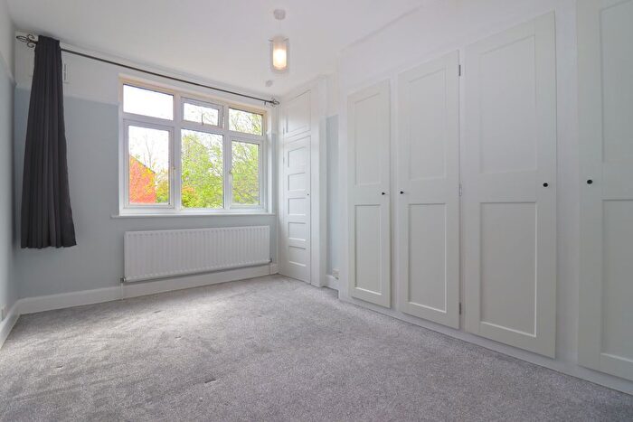 1 Bedroom Flat To Rent In Villiers Avenue, Surbiton, KT5