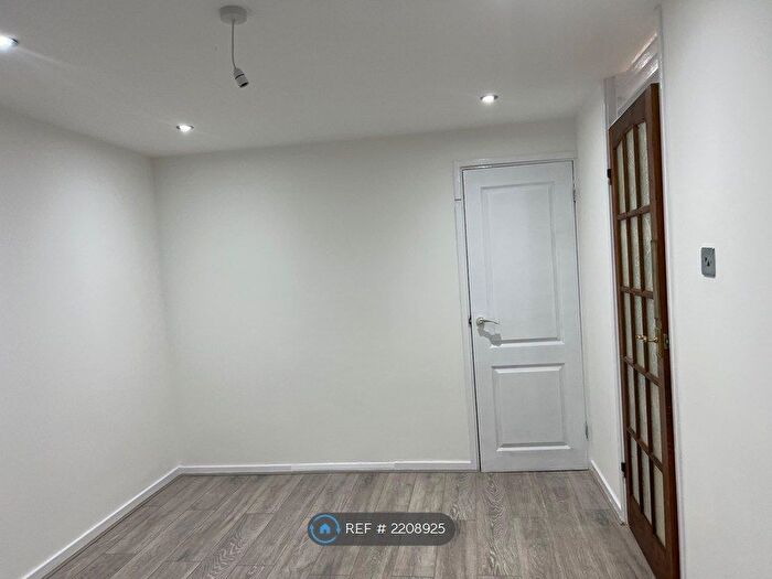 3 Bedroom End Of Terrace House To Rent In Siviter Way, Dagenham, RM10