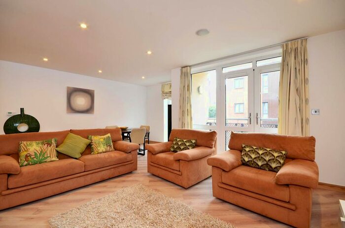3 Bedroom Flat To Rent In Martyr Road, Guildford, GU1