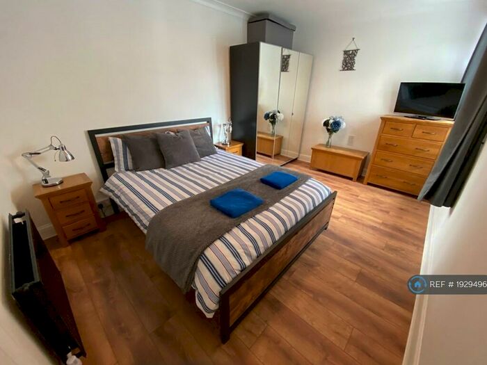 2 Bedroom Flat To Rent In St Marks Hill, Surbiton, KT6