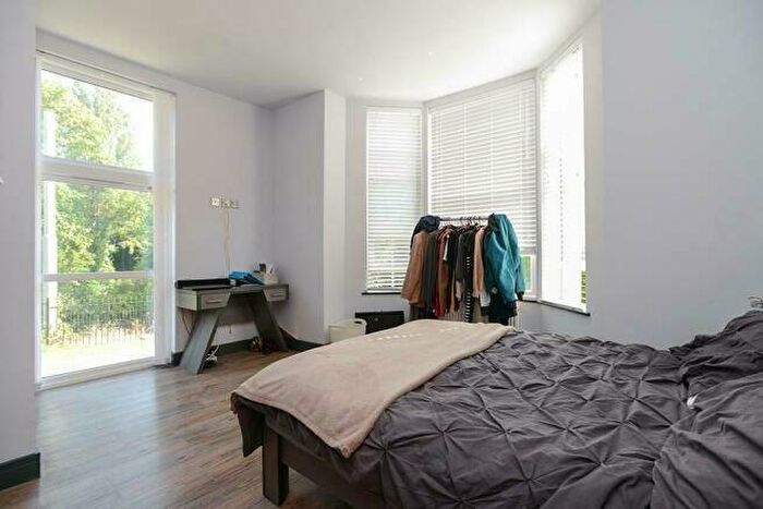 1 Bedroom Flat To Rent In Waverley Street, Nottingham, Nottinghamshire, NG7