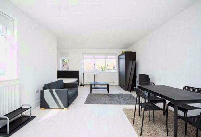 Studio To Rent In Finchley Road, London, NW11