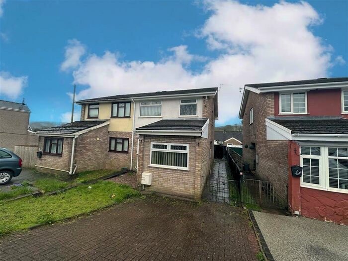 3 Bedroom Semi-Detached House To Rent In Tylcha Fach Estate, Tonyrefail, Porth, CF39
