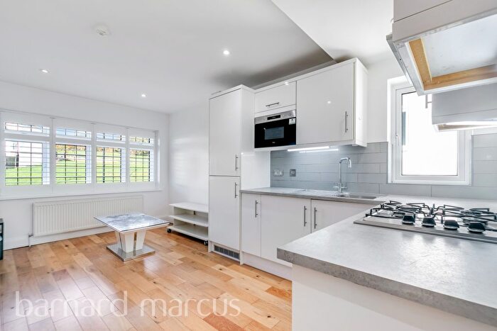 2 Bedroom Flat To Rent In Crescent Way, London, SW16