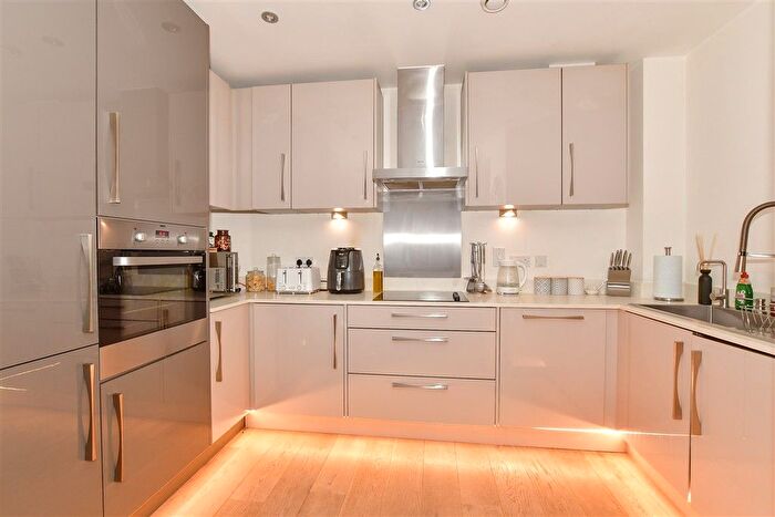 1 Bedroom Flat For Sale In Queens Road, East Grinstead, West Sussex, RH19