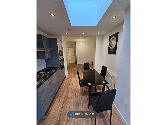 2 Bedroom Flat To Rent In Station Road, Strood, ME2