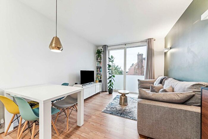 1 Bedroom Flat For Sale In Mountearl Gardens, London, SW16