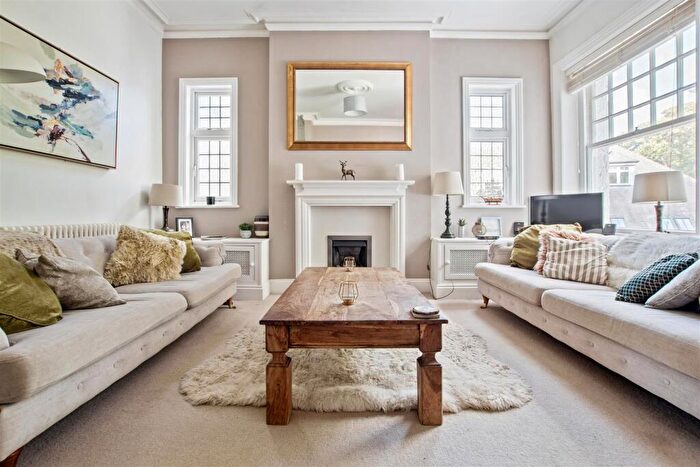 2 Bedroom Apartment For Sale In West Overcliff Drive, Bournemouth, BH4