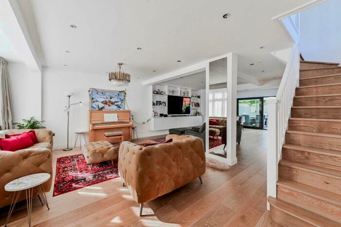 4 Bedroom Semi-Detached House To Rent In Vale Drive, High Barnet, Barnet, EN5