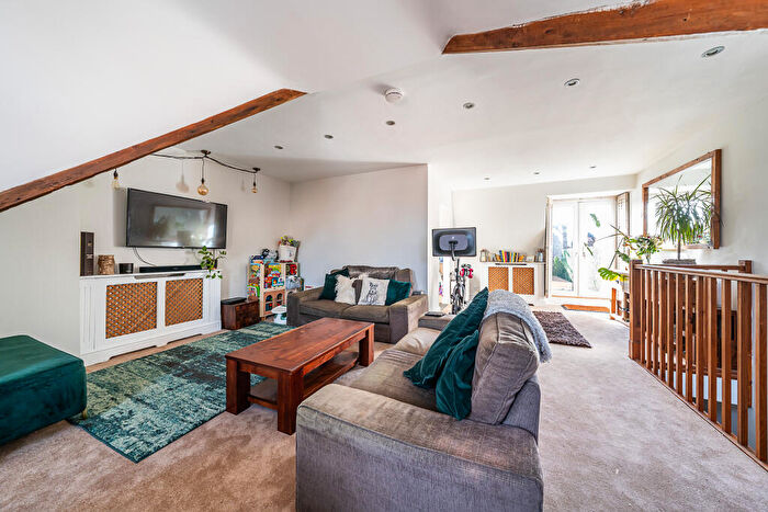 2 Bedroom Flat For Sale In Lavender Hill, London, SW11